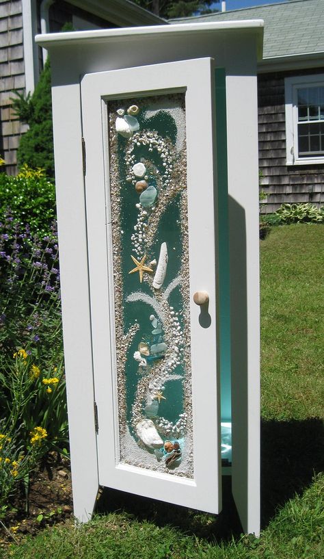 Beautiful Resin design Would be cool for a window. Sea Glass Window Art, Beach Mosaic, Sea Glass Window, Resin Sand, Sea Glass Mosaic, Beach Glass Crafts, Art Coquillage, Glass Window Art, Beach Glass Art