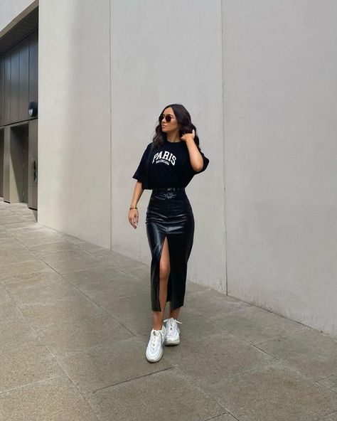 georgie dobson on Instagram: “Summer in the city photo 🗑 Wearing @nakedwolfe” Black Faux Leather Skirt Long, Black Long Leather Skirt Outfit, Summer City Outfits, Long Leather Skirt, Rok Outfit, Leather Skirt Outfit, Summer In The City, Looks Pinterest, Winter Fashion Outfits Casual