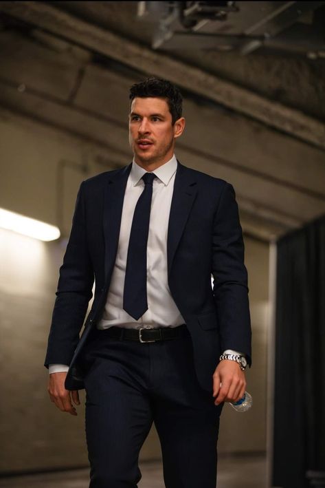 Sydney Crosby, Nhl Hockey Players, Large Mens Fashion, Ice Hockey Players, Sidney Crosby, Penguins Hockey, Nhl Players, Nhl Hockey, Pittsburgh Penguins