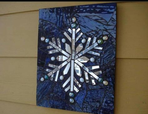 Snowflake Mosaic, Shard Art, Garden Mosaics, Nature Camp, Mosaic Christmas, Christmas Mosaics, Winter Artwork, Mosaic Rocks, Beach Glass Crafts