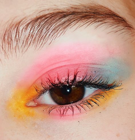 Colourful Eye Shadow, Fun Eyeshadow Looks Colorful, Funky Eyeshadow, Bright Eyeshadow Looks, Simple Graphic Liner, Face Makeup Guide, Colourful Makeup, Makeup Hacks Videos, Funky Makeup