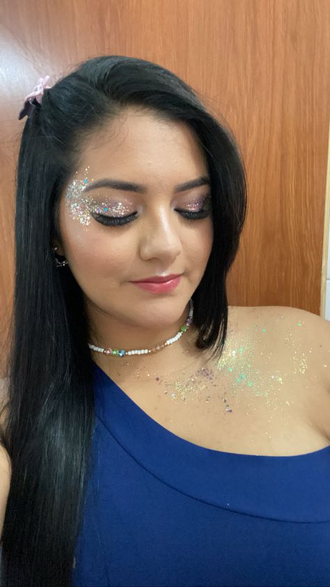 Maquiagem fácil com glitter ✨🤌🏽 Make Carnaval, Glitter, Makeup, Pins, Make Up