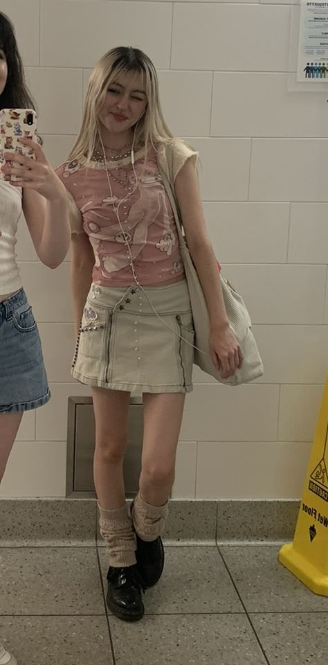 Outfit With Khaki Skirt, Y2k Outfits Pastel, Sixth Dimension Clothing, Pastel Y2k Outfit, Sixth Dimension Outfits, Beige Cargo Skirt Outfit, Cargo Skirt Outfit Ideas, Patchwork Skirt Outfit, Cargo Mini Skirt Outfit