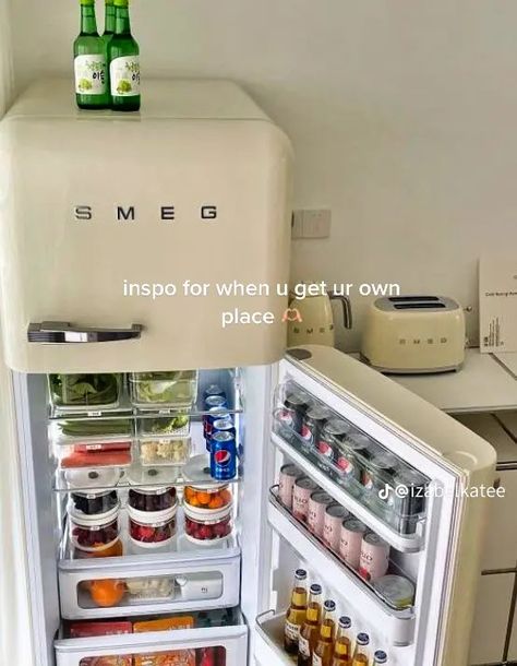 Smeg Fridge Organization, Cute Loft Apartment, Cabinet Color Ideas, Kitchen Cabinet Color, Kitchen Cabinet Color Ideas, Retro Refrigerator, Cozy Ideas, Makeover Kitchen, Kitchen Cabinet Ideas