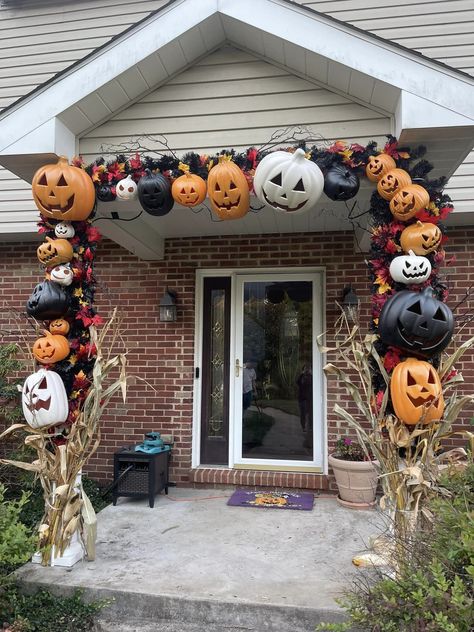 Halloween Porch Decor DIY. Photo by Brooke Lynn Neuner Porch Decor Diy, Halloween Porch Decor, Diy Porch Decor, Halloween Props Diy, Skeleton Decorations, Halloween Porch Decorations, Spooky Halloween Decorations, Halloween Porch, Witch Decor