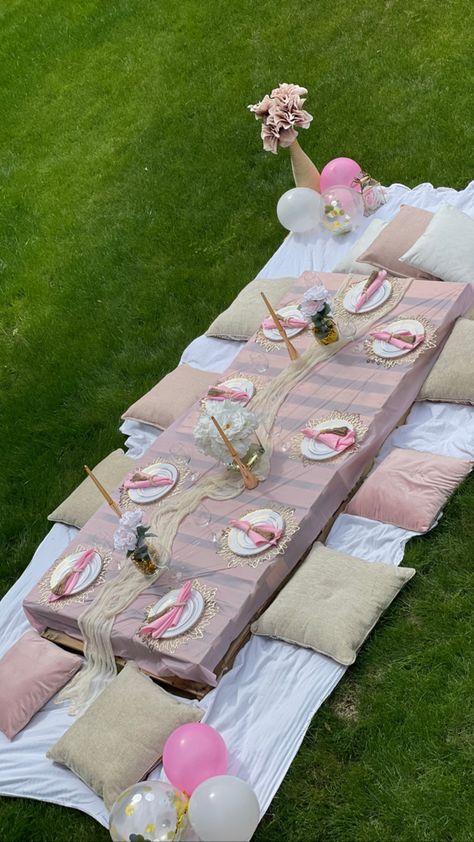 19th Birthday Picnic Ideas, Hijab Party Ideas Decoration, Picnic Set Up Ideas Simple, Thanksgiving Dinner Aesthetic, Balloons Outside, Backyard Birthday Party Ideas, Mexican Picnic, Friendsgiving Theme Ideas, Thanksgiving Tablescapes Simple