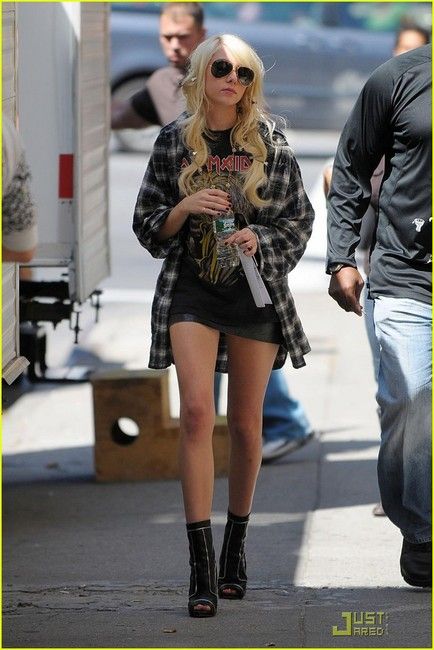 Taylor Momsen Taylor Momsen Outfits, Taylor Momsen Style, Taylor Momson, Pretty Reckless, Gossip Girls, The Pretty Reckless, Look Rock, Taylor Momsen, Rock Outfits