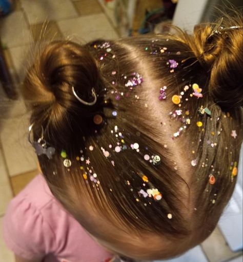 Ballerina Hairstyle, Glitter Hairstyle, Glitter Hairstyles, Ballerina Hairstyles, Gel Hairstyles, Disco Hair, Cute Hairstyle Ideas, Glitter Roots, Curly Hair Wavy