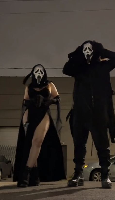 Masked Couples Costumes, Scream Inspired Halloween Costumes, Scream Cosplay Couple, Hot Costumes For Couples, Couple Scream Costume, Couples Scream Costume, Ghost Face Costume Men, Hot Couples Outfits, Couple Ghostface Costume