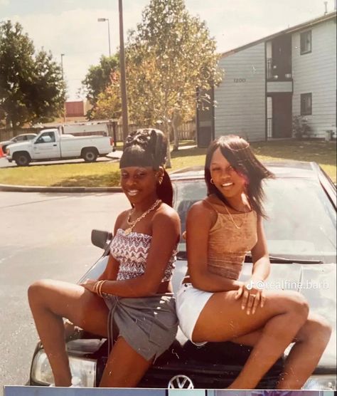 Black Fashion 90s, 90s Club Pictures, 90s Hood Fashion, Hood Aesthetic 90s, 90s Hood Aesthetic, The Hood Aesthetic, Early 2000s Black Women, Freaknik 90s Party, 2000s Aesthetic Black People