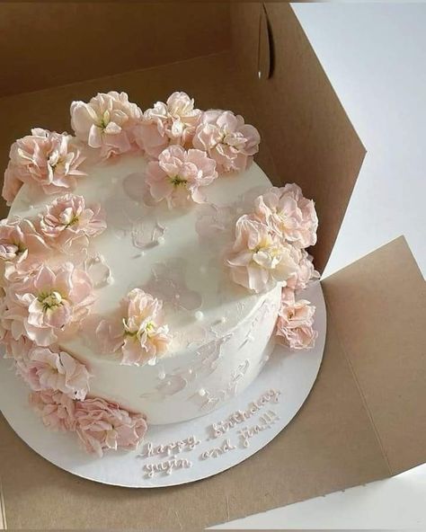 Cake Artwork, Flower Buttercream, Bakery Sweets, Bolo Vintage, Vintage Birthday Cakes, Flower Cakes, Elegant Birthday Cakes, Fresh Flower Cake, Funny Birthday Cakes