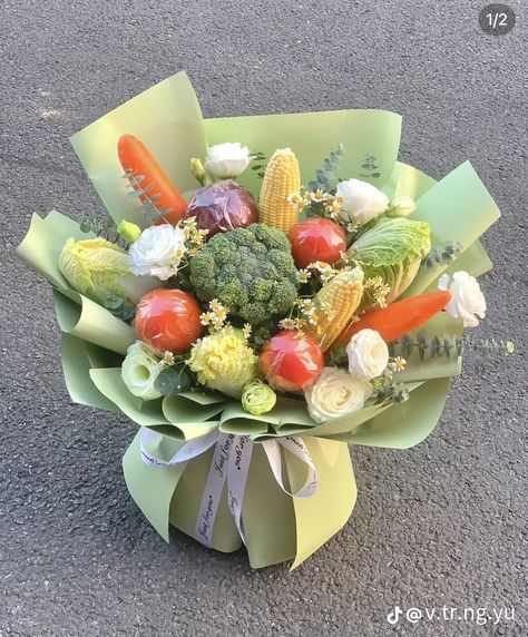 Vegetable Flower Bouquet, Bouquet Vegetable, Vegetables Bouquet, Fruit Bouquets, Vegetable Bouquet, Food Work, Starry Night Wedding, Diy Bouquet Wrap, Dessert Gifts