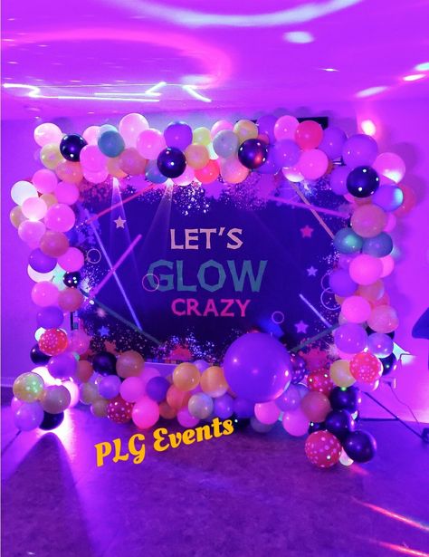 Glow Party Backdrop w/ Balloon Garland Frame Neon Glow Party Ideas, Glow Party Ideas, Neon Glow Party, Glow In The Dark Party, Glow Birthday, Crown Birthday, Dark Party, Disco Theme, Birthday Planning