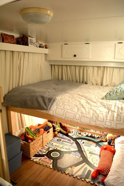 Life on the Road | DIY Caravan renovation | Kids bed & playroom | | Woody World Packer Rv Playroom, Skoolie Conversion With Kids, Caravan Bedroom Ideas, Diy Caravan Renovation, Caravan Bedroom, Caravan Bunks, Caravan Renovation Diy, Play Bedroom, Diy Caravan