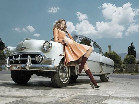 Mercedes Girl, Classic Car Photoshoot, Rockabilly Cars, Carros Vintage, Car Poses, Dream Cars Mercedes, Auto Retro, Vintage Photoshoot, Model Pose