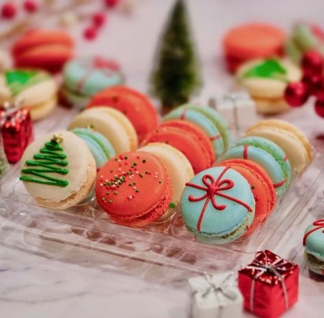 Christmas Themed Macarons, Christmas Flavored Macarons, Christmas Macarons Flavors, Christmas Macarons Decoration, Macaron Decoration Ideas, Macaroon Christmas, Christmas Macaroons, Macaron Christmas, Macaroons Christmas