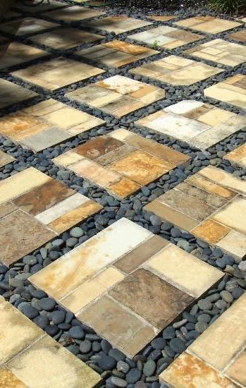 patio Pebble Patio, Rock Pathway, Diy Patio Pavers, Stepping Stones Diy, Walkway Design, Paver Walkway, Desain Lanskap, Garden Stepping Stones, Stone Walkway