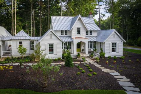 Modern farmhouse hideaway in the breathtaking Blue Ridge Mountains Ramble Farmhouse, Southern Living Idea House, Southern Living Plants, Houses Ideas, Southern Living Homes, Mountain Living, Asheville North Carolina, Pretty Bedroom, Emerald Necklace