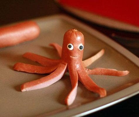 You can create your own octopus sausage snack quite easily with a few knife incisions and some viennas. Get the kids to help you when you make these. Hot Dog Recipes Creative, Decorações Com Comidas, Food Art For Kids, Hot Dog Recipes, Cute Snacks, Dog Recipes, Fun Kids Food, Food Crafts, Toddler Meals