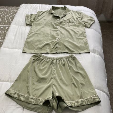 Nwot Silk Like Pj Set | Color: Green | Size: L Pajamas Aesthetic, Silk Pjs, Night Pajama, Silk Pajamas Women, Silk Pajama, Contrast Piping, Silk Pajamas, Silk Charmeuse, Fabric Silk