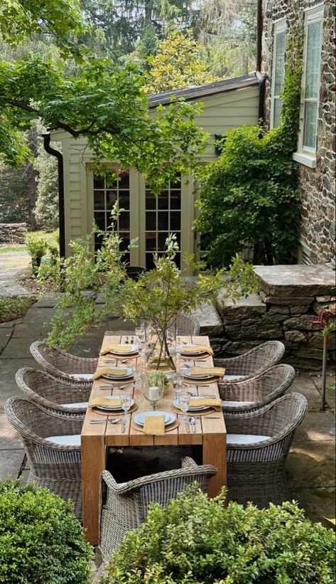 Backyard Inspiration, Outdoor Gardens Design, Backyard Inspo, Beautiful Backyards, Dining Table Set, Backyard Patio Designs, Outdoor Dining Area, Back Garden, House Doctor