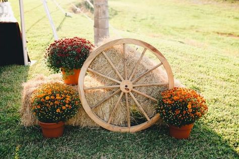 Straw Bale Fall Decor Yard, Wagon Wheel Wedding Decor, Straw Bale Decor Fall, Snooki Hair, Wheelbarrow Decor, Jardin Style Shabby Chic, Wagon Wheel Decor, Shabby Chic Garden Decor, Fall Yard Decor