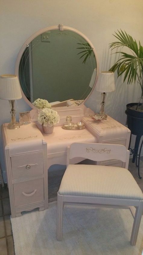 Romantic+Deco+Vanity Old Hollywood Vanity, Trifold Vanity, Princess Vanity, Cozy Room Ideas, Room Ideas For Men, Room Ideas For Men Bedroom, Men Bedroom, Home Decor Cozy, Pink Vanity