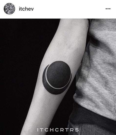 Geometric Shape Tattoo, Circle Tattoo Design, Tatuaje Cover Up, Black Sleeve Tattoo, Band Tattoos For Men, Round Tattoo, Abstract Tattoo Ideas, Saturn Tattoo, Line Tattoo Ideas