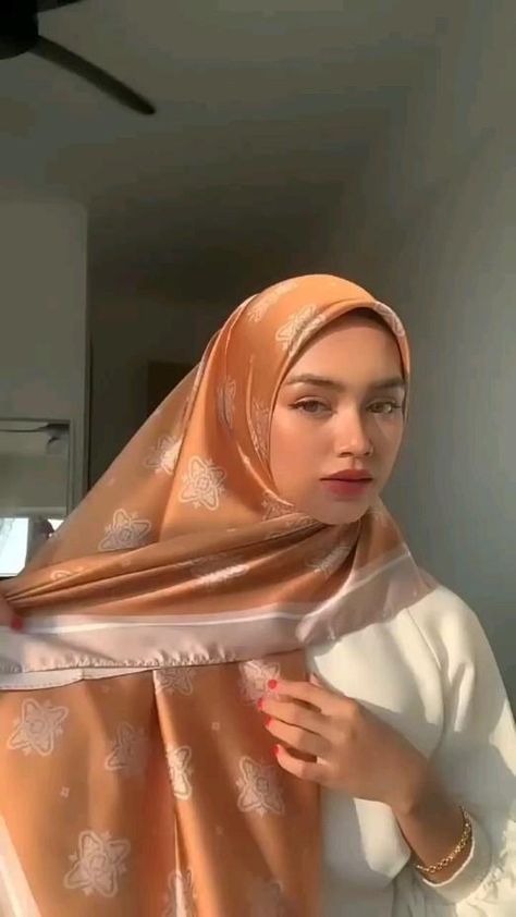 Wear A Head Scarf, Aesthetic Hijabi Outfits, Hijab Anime, Hijab Turban Style, Simple Hijab Tutorial, Tutorial Hijab Pashmina, Estilo Hijab, Hijabi Fits, Stile Hijab