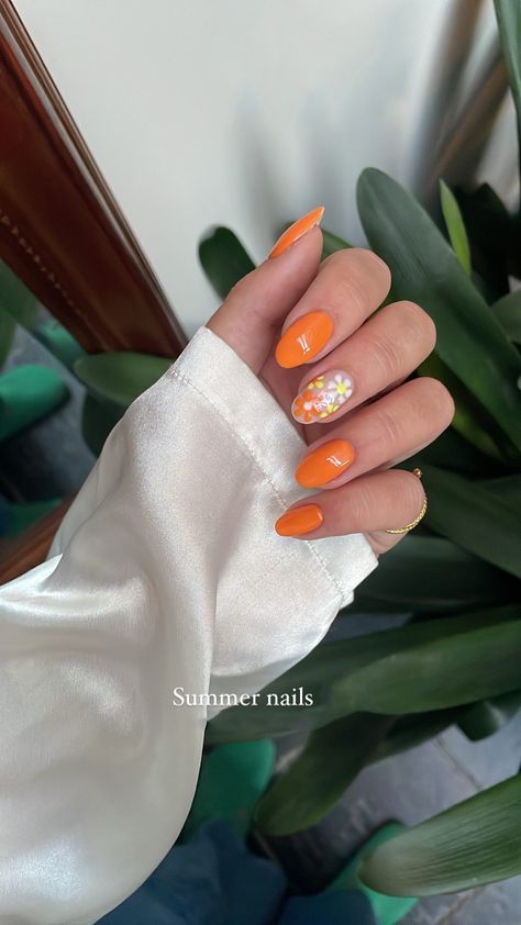 Summer nails - orange nails - flowers nails - pastel nails - cute nails - nails 2022 Orange Nails With Flowers, Pastel Orange Nails, Orange Nails Summer, Nails With Flowers, Flowers Nails, Nails 2022, Pastel Orange, Nails Summer, Pastel Nails