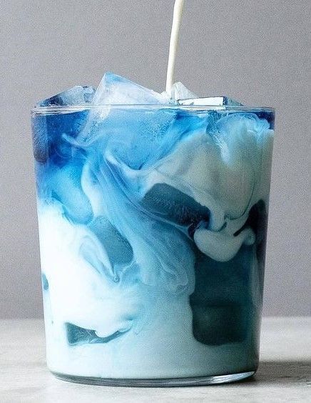 Butterfly Pea Flower Tea, Butterfly Pea Flower, Fancy Drinks, Butterfly Pea, Blue Food, Pea Flower, Pretty Drinks, Tea Latte, Beach Bar