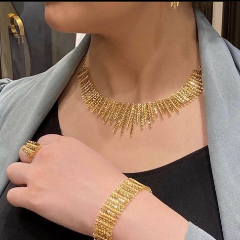 Party Wear Designs, Latest Gold Bangles, قلادات متدلية, Dubai Gold Jewelry, Unique Gold Jewelry Designs, Modern Gold Jewelry, Pearl Necklace Designs, Jewelry Set Design, Gold Bridal Jewellery Sets