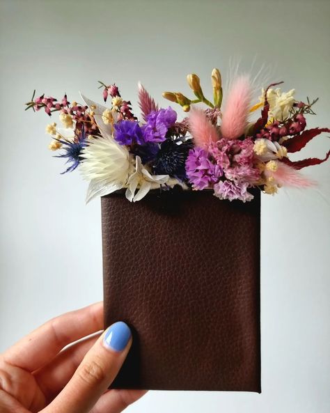 Saying "I Do" in Style with Dried Flowers! Groom's edition 🤵😎 I personally hope 🤞 flower pocket squares never go out of style! Using this accessory is a breeze compared to dealing with other options. Unlike boutonnieres with their sneaky pins that always get lost somehow. *** ask any wedding professional why they carry extra pins in their pockets on the day 🙊🙉🙈 On top of that, no wilting blooms! Imagine how many times grooms and groomsmen hug during the wedding – this area is the prime susp... Grooms And Groomsmen, Hope Flower, Flower Pocket, Wedding Professional, Pocket Squares, Boutonniere, Pocket Square, Out Of Style, Dried Flowers