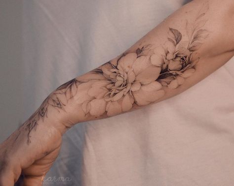 Delicate and airy tattoos for girls from Karolina Szymańska Girl Back Tattoos, Feminine Tattoo Sleeves, Tattoos For Girls, Floral Tattoo Sleeve, Inspiration Tattoos, Delicate Tattoo, Forearm Tattoo Women, Shoulder Tattoos For Women, Classy Tattoos