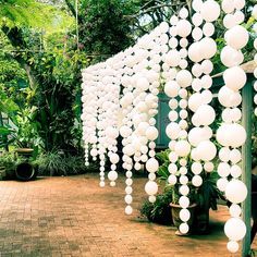 Mad Pride, Theatre Decorations, Bachelorette Ideas, Diy Balloon Decorations, Balloon Backdrop, White Balloons, Bridal Brunch, Wedding Balloons, Balloon Diy