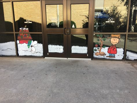 Charlie Brown & Snoopy Window Painting by Tabitha Hernandez...LCU Christmas event 2016! Charlie Brown Window Painting, Snoopy Window Painting, Charlie Brown Christmas Window Painting, School Spirit Window Painting, Holiday Window Painting, Library Windows, Holiday Drawings, Winter Library, Fall Library