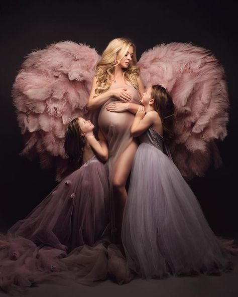 Pregnant Celebrity, Maternity Family Photography, Pregnant Photo, Studio Maternity Photos, Family Maternity Photos, Pregnant Celebrities, Pregnancy Photo, Maternity Photography Poses, Online Reviews