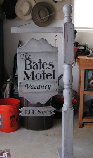 From Pinterest to Project: Bates Motel Sign Bates Motel Sign, Garage Halloween Party, Garage Halloween, Motel Sign, I Love Halloween, Bates Motel, Haunted Hotel, Adult Halloween Party, Love Halloween