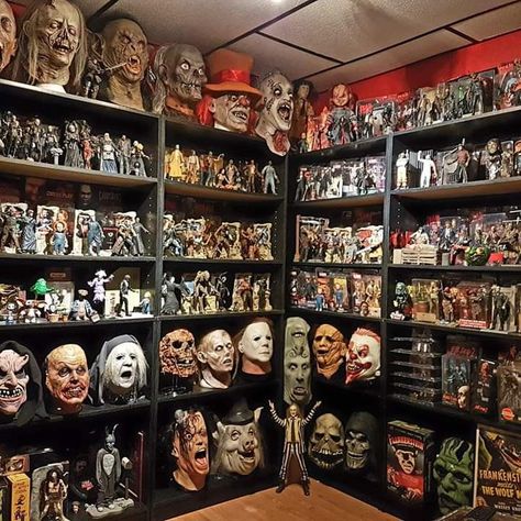 Horror Room Ideas, Horror Bedroom, Retro Room Ideas, Horror Home Decor, Horror Room, Horror Collection, Halloween Bedroom, Movie Nerd, Scary Movie Characters