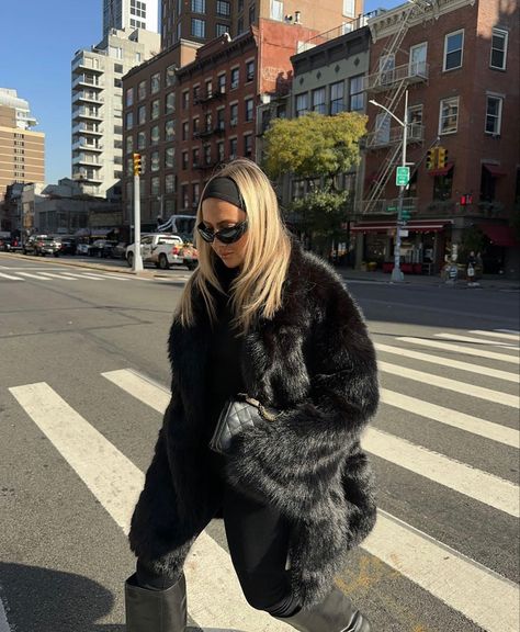 Black Fur Trim Coat Outfit, Cropped Black Fur Coat Outfit, Black Fur Coat Outfit Casual, Black Fur Coat Aesthetic, Black Faux Fur Jacket Outfit, Faux Fur Hat Outfit, Long Black Fur Coat Outfit, Black Fur Coat Outfit Classy, Fur Coat Outfit Black