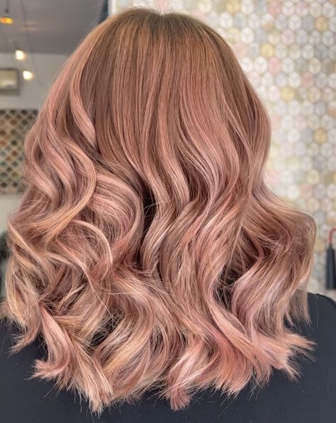 Strawberry Wine Hair, Strawberry Blonde Color Palette, Pink Blonde Hair Rose Gold, Rose Beige Hair, Rosé Hair, Rose Gold Hair Blonde, Blond Rose, Beige Blonde Balayage, Winter Blonde Hair