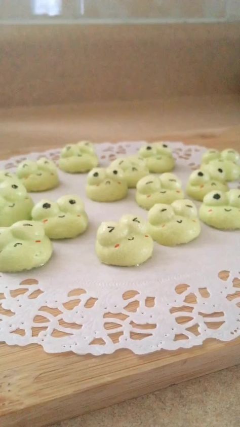 Frog Meringue, Frog Food Ideas, English Party, Round Frog, Cookbook Inspiration, Frog Food, Frog Cookies, Frog Theme, Themed Cafes