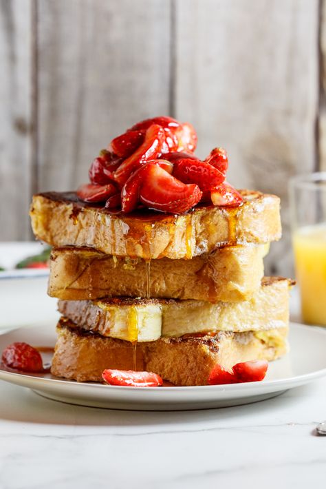 This lemon French toast is a breakfast or brunch classic served with a mountain of fresh strawberries and a healthy drizzle of maple syrup. #Frenchtoast #brunchrecipe Lemon French Toast, French Toast With Strawberries, Toast With Strawberries, Fresh Strawberry Recipes, French Toast Breakfast, Easter Brunch Food, French Toast Easy, What's For Breakfast, Simply Delicious