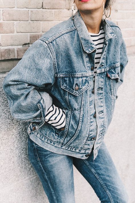 Double_Denim-Levis_Vintage-Skinny_Jeans-Striped_Top http://FashionCognoscente.blogspot.com Vintage Street Style, Looks Jeans, Mode Tips, Blazer Outfit, Collage Vintage, Double Denim, Oversized Denim Jacket, Jacket Outfit, Striped Jeans