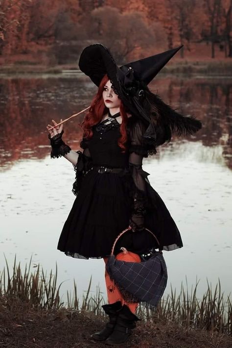 Victorian Witch Costumes, Witch Outfit Black, Witch Look Outfit, Halloween Party Aesthetic Grunge, Witchy October, Witch Photoshoot, Clown Costume Women, Doctor Dress, Witch Pictures