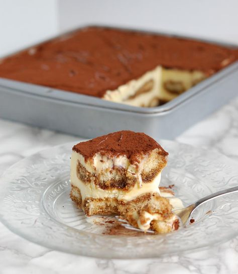 frozen tiramisu ice cream cake Pizza Crockpot, Moscato Punch, Classic Tiramisu Recipe, Mascarpone Ice Cream, Cauliflower Breadsticks, Italian Tiramisu, Rolls Easy, Tiramisu Dessert, Dinner Roll