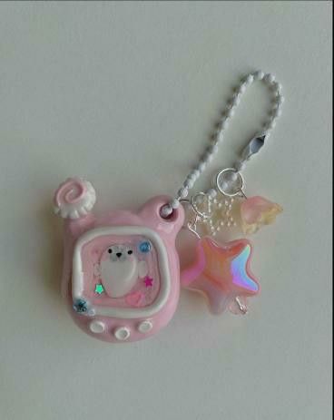 Tamagotchi Clay Charm, Clay Tomagatchi, Clay Tamagotchi, Diy Tamagotchi, Tamagotchi Keychain, Clay Charm Ideas, Clay Keychain Ideas, Cute Polymer Clay Charms, Cute Tamagotchi