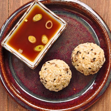 brown rice mushroom onigiri... interesting. may need to try this method out! Mushroom Onigiri, Rice Onigiri, Healthy Bedtime Snacks, Healthy School Snacks, 100 Calorie Snacks, Clean Eating Lunch, Portable Snacks, Clean Eating Desserts, Lunchbox Ideas