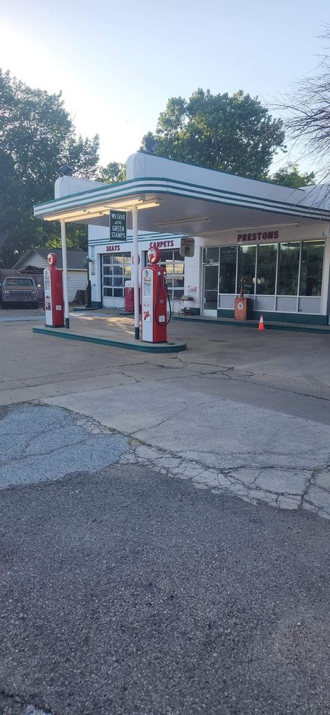 Irving, Texas - still operating Texaco station Bouquet Snapchat, Flower Bouquet Snapchat Story, Texaco Gas Station, Mineral Wells Texas, Texas Signs, Irving Texas, Tomball Texas, Texaco Vintage, Mineral Wells