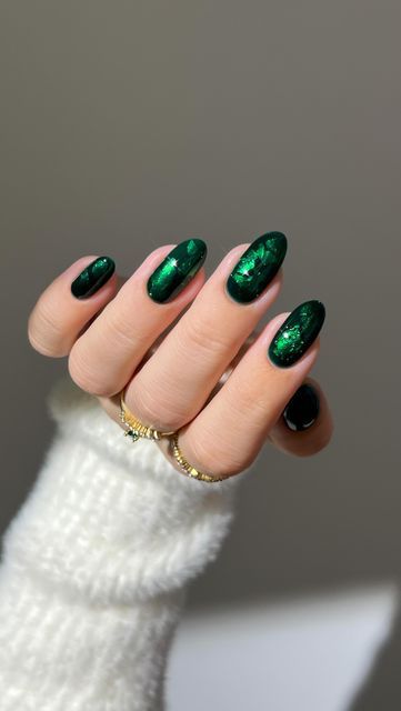 Aistė Haas on Instagram: "🎄🪞 emerald green nails bringing all the festive feels ✨ simple yet so classic for the holidays!   *all the products are linked on my amzn in the bio   @mariejunejewelry discount code: heygreatnails-MJ _____ IB @safinailstudio *affiliate #christmasnails #greennails  #glassnails #winternails #chromenails #nails #nailinspo #nailtutorials #diynails #nailart almond nails, simple classy fall nails gold nails stained glass" Green Mirror Nails, Gold And Green Christmas Nails, Green Glass Nails, Emerald Christmas Nails, Simple Green Christmas Nails, Green Christmas Nails Simple, Emerald Green Christmas Nails, Fall Nails Gold, Almond Nails Simple